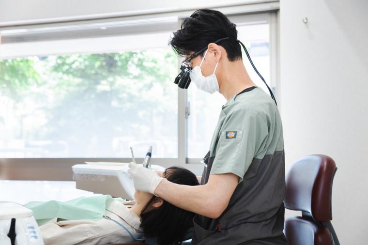 拡大鏡を使用した丁寧な歯科治療