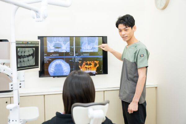 三鷹駅近くのレミントン歯科の治療計画の説明虫歯