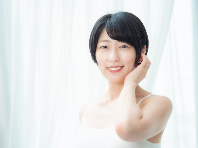 銀歯が気になる女性のイメージ